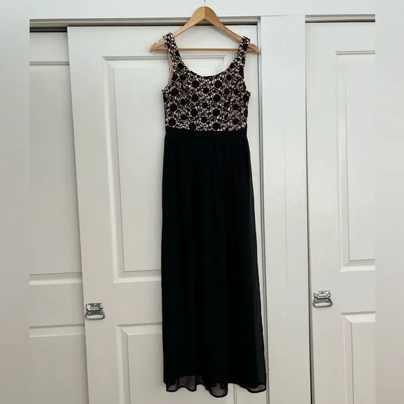 Lauren Conrad Black Lace Maxi Dress - Size 6 Lauren Conrad Black Lace Maxi Dress - Size 6